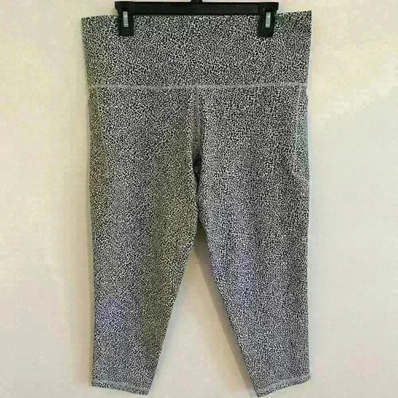Athleta Size 1X Salutation Stash II Textured Tight Leggings Cropped Black White